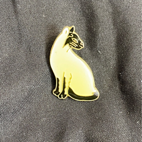 Siamese Cat Enamel Pin cream and black - Picture 4 of 5